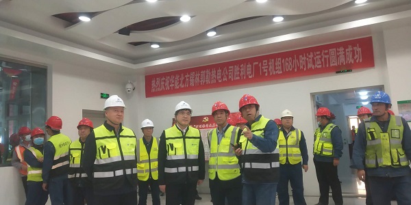 集团公司副总经理贾建龙与北方联合电力公司董事长李向良、基建副总李悦、北方锡林浩特热电公司董事长李文东在移交现场亲切交流.jpg 集团公司副总经理贾建龙与北方联合电力公司董事长李向良、基建副总李悦、北方锡林浩特热电公司董事长李文东在移交现场亲切交流.jpg