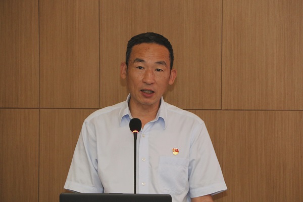 3、集团公司党委副书记陈百斌宣读表彰文件.jpg 3、集团公司党委副书记陈百斌宣读表彰文件.jpg