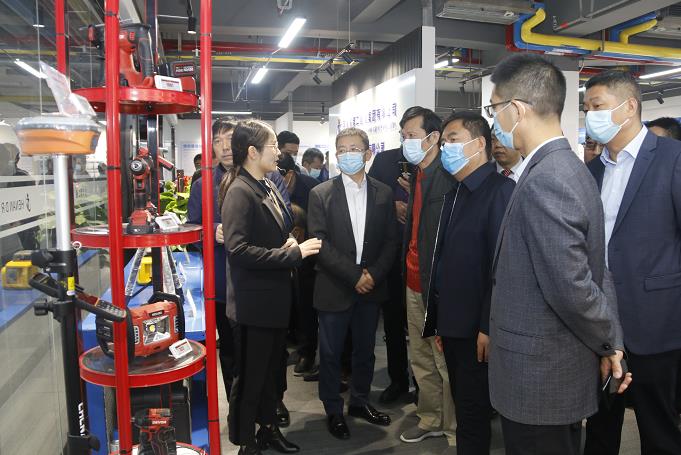 集团公司董事长黄道元示范新型工器具操作方法.jpg 集团公司董事长黄道元示范新型工器具操作方法.jpg