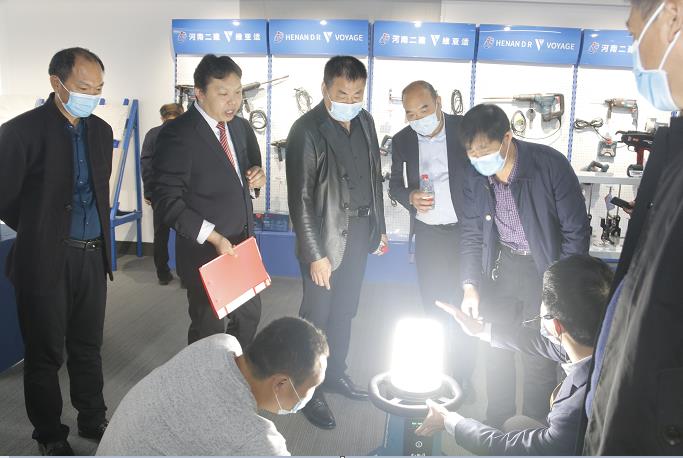 集团公司董事长黄道元示范新型工器具操作方法.jpg 集团公司董事长黄道元示范新型工器具操作方法.jpg