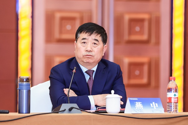集团公司副总经理燕中主持会议.jpg 集团公司副总经理燕中主持会议.jpg