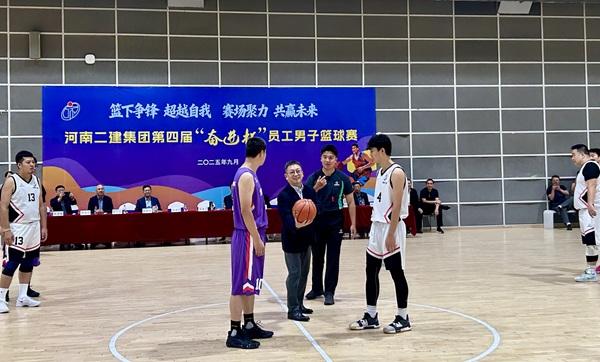 黄书记开球.jpg